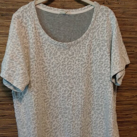 ✨Jane and Delancey 1X Blouse Gray & White High-Low Hem - Picture 1 of 8
